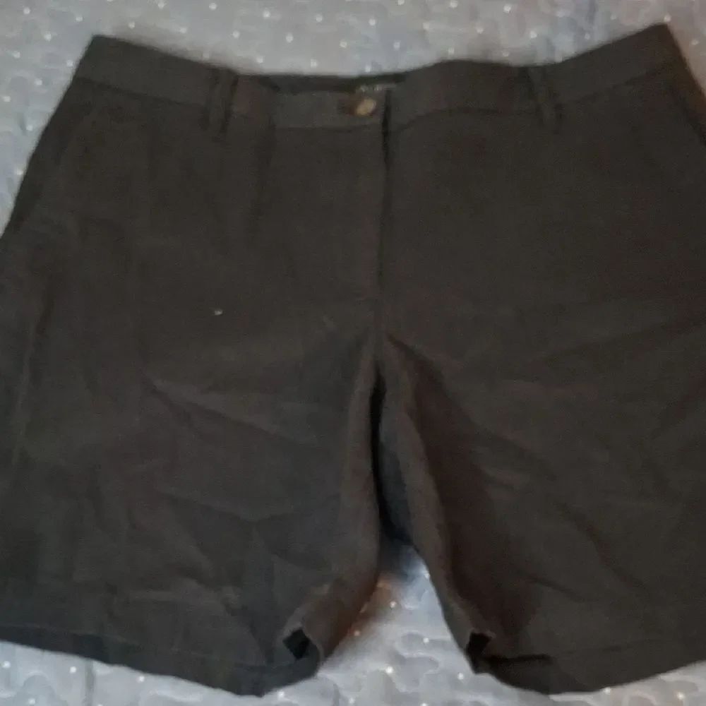 Talbots Women's Black Relaxed Chino 7 inch Shorts size 8